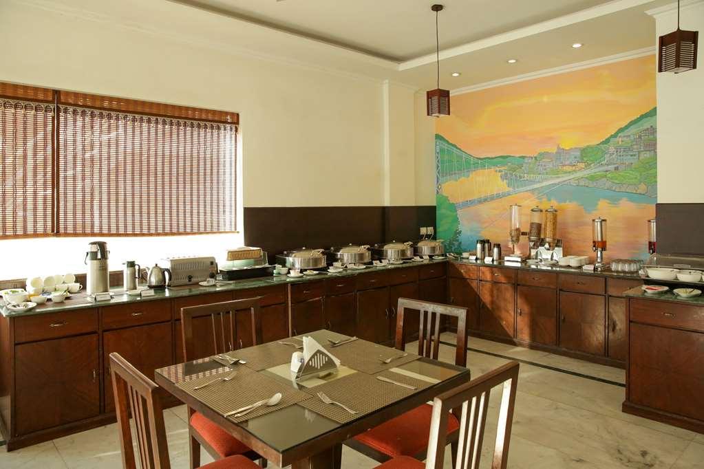 Comfort Hotel Dewa Retreat Ришикеш Ресторан фото